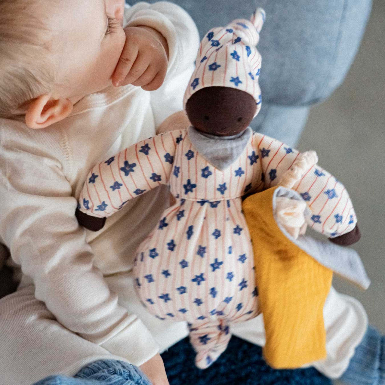 Stoffpuppe – Blumenfreude Stoffpuppe – Blumenfreude