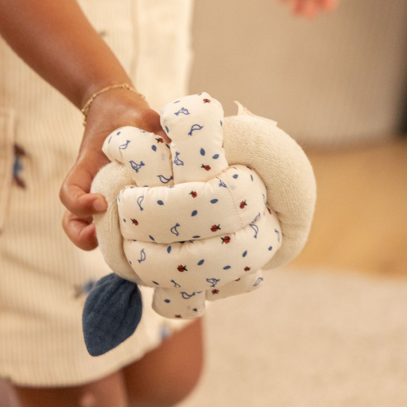 KNOT Ball mit Glocke blue