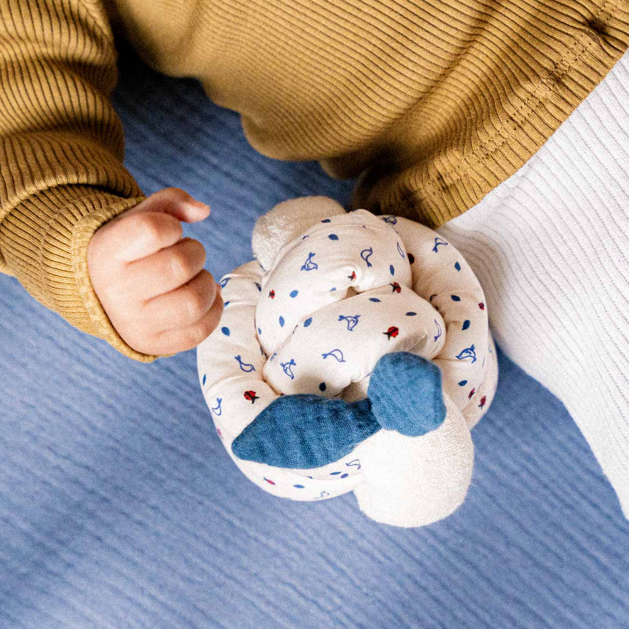 KNOT Ball mit Glocke blue KNOT Ball mit Glocke blue