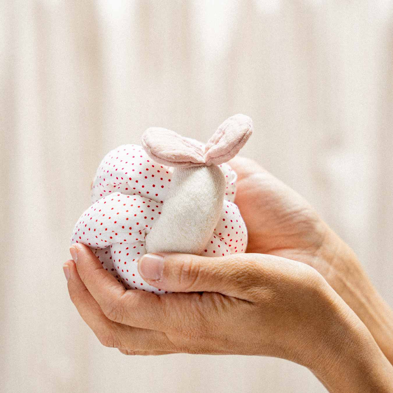 KNOT BALL mit Glocke rosé KNOT BALL mit Glocke rosé