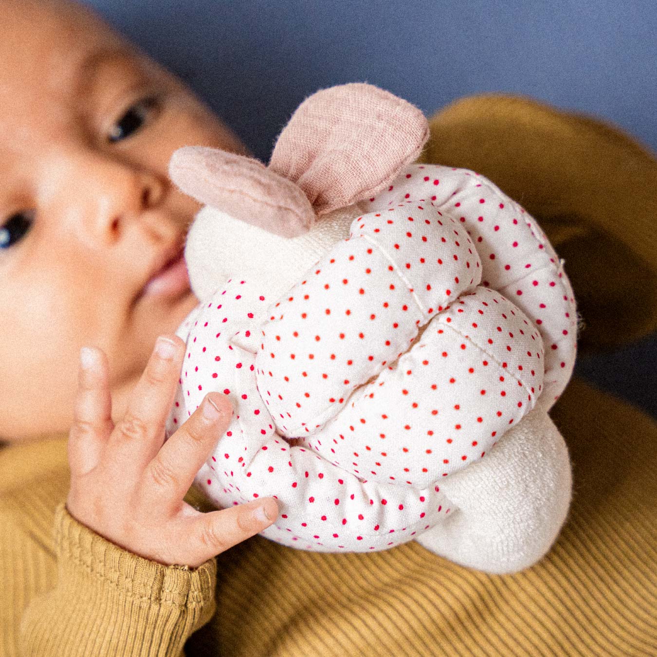 KNOT BALL mit Glocke rosé